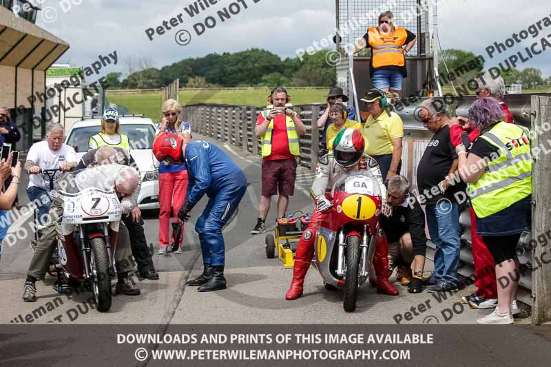 Vintage motorcycle club;eventdigitalimages;mallory park;mallory park trackday photographs;no limits trackdays;peter wileman photography;trackday digital images;trackday photos;vmcc festival 1000 bikes photographs